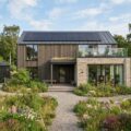Moderne bæredygtig bolig med solceller og grønne omgivelser