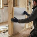 Håndværker monterer PIR-isolering under renovering af boligens tag