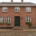 Ældre dansk ejendom med originale vinduer og dør i træfacade